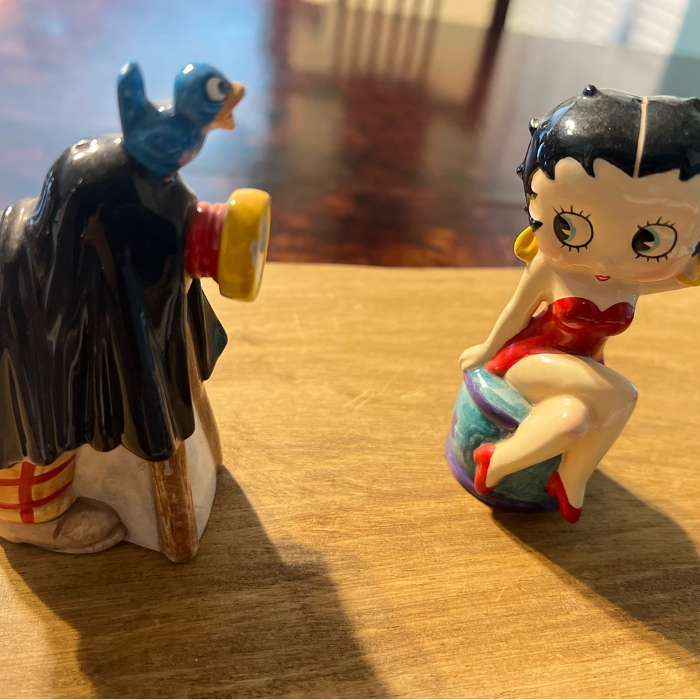**VINTAGE** and RARE Betty Boop and Photographer Salt and Pepper Shaker